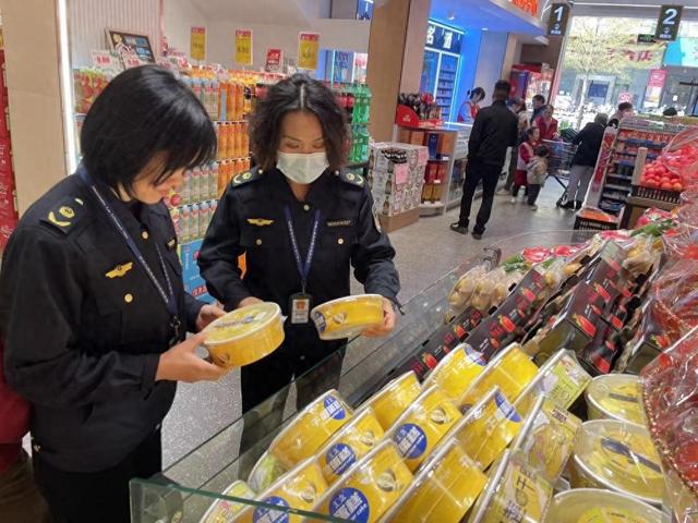 九游体育网站：广州白云区一超市未按标签要求贮存预包装食品被罚(图1)