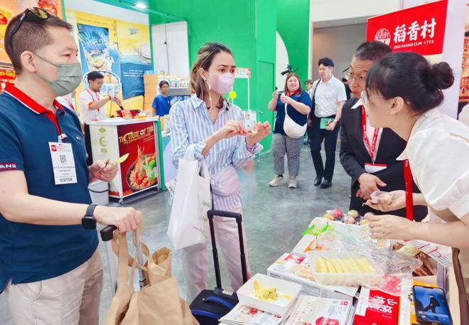 九游体育：苏州稻香村亮相2024亚洲国际食品展牡丹鲜花饼等糕点备受关注(图2)