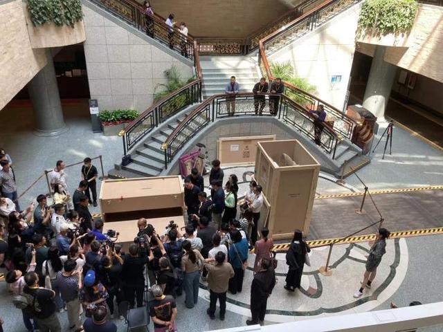 九游体育：古埃及文明大展90箱文物抵沪法老巨像和彩绘人形棺开箱