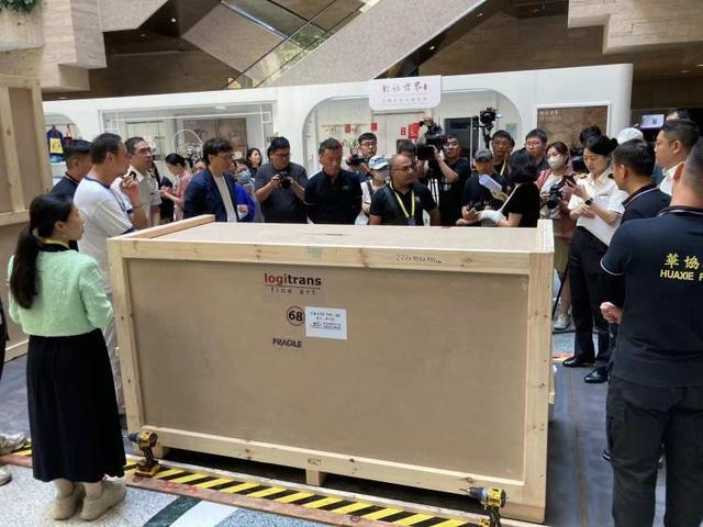 九游体育：古埃及文明大展90箱文物抵沪法老巨像和彩绘人形棺开箱(图3)