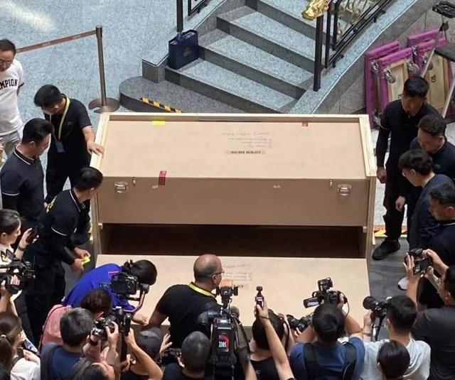 九游体育：古埃及文明大展90箱文物抵沪法老巨像和彩绘人形棺开箱(图4)