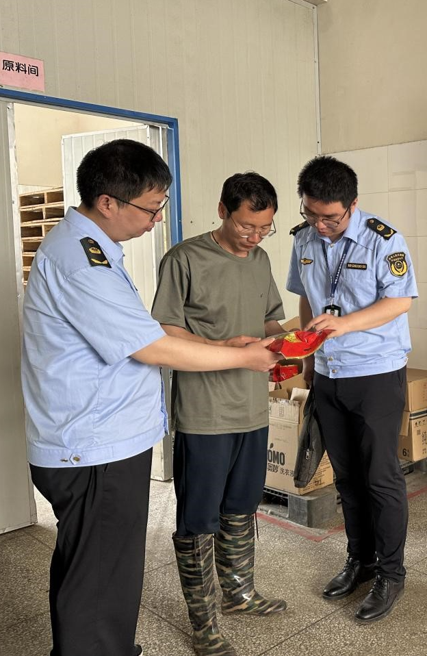 九游体育：江苏省泰州市姜堰区市场监管局顾高分局深入食品生产企业开展行政合规指导(图1)