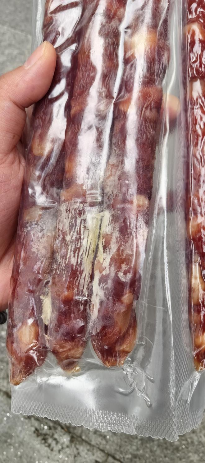 九游体育：晨意帮忙丨香肠拆开后发现霉变市民质疑包装有缺陷天虹超市：将退一赔三(图1)