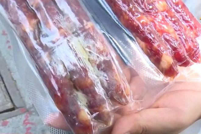 九游体育网站：知名品牌香肠霉变！消费者质疑包装缺陷超市：退一赔三(图1)
