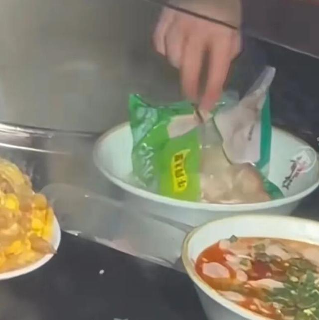 餐馆厨师煮饺子连袋下锅
