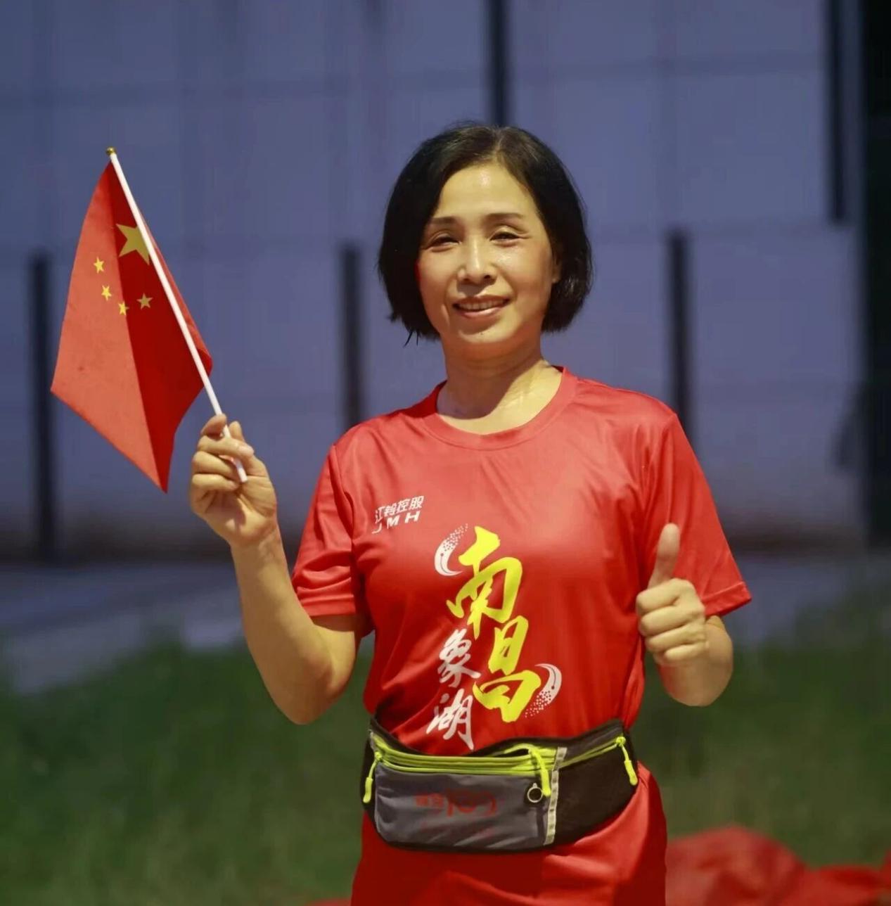 九游体育：体育女校长罗英：跑出5个半马冠军带领学生“玩嗨”！致敬教师(图2)