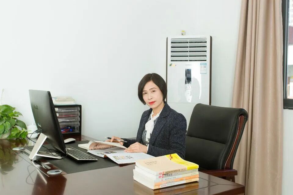九游体育：体育女校长罗英：跑出5个半马冠军带领学生“玩嗨”！致敬教师(图3)
