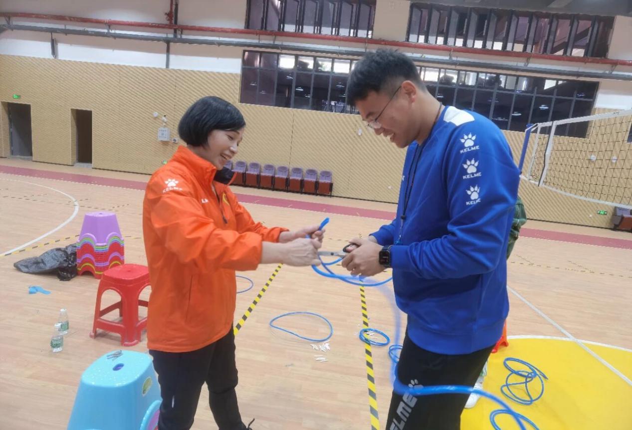九游体育：体育女校长罗英：跑出5个半马冠军带领学生“玩嗨”！致敬教师(图4)