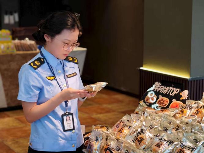 九游体育网站：“饼”承心意“安”字当头——南京市六合区市场监管局全力守护“中秋团圆味”(图2)