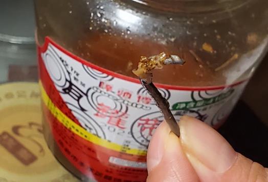 九游体育网站：消费曝光台螃蟹掺假、带鱼藏钉……网购食品陷阱频现如何维权？(图2)