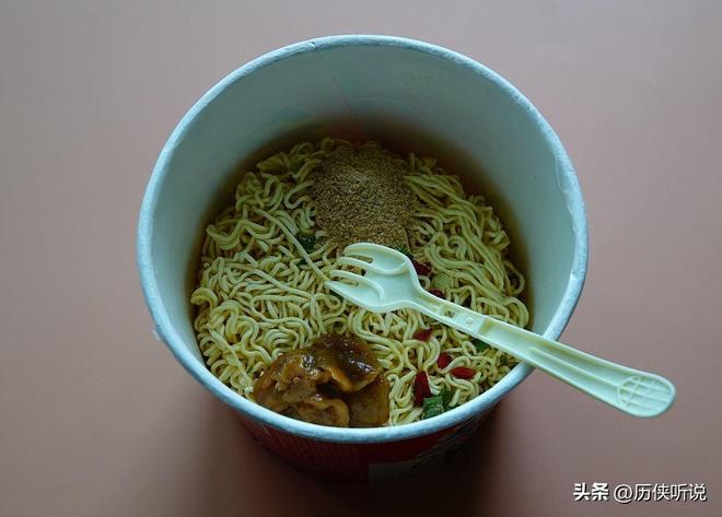 九游体育：3年销量暴跌40亿包半年亏11亿！全民食品方便面为何惨遭抛弃(图3)