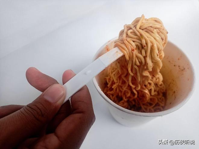 九游体育：3年销量暴跌40亿包半年亏11亿！全民食品方便面为何惨遭抛弃(图5)