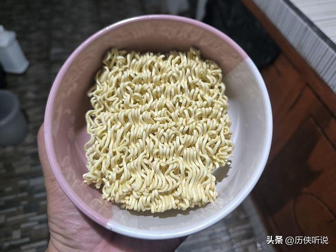 九游体育：3年销量暴跌40亿包半年亏11亿！全民食品方便面为何惨遭抛弃(图6)