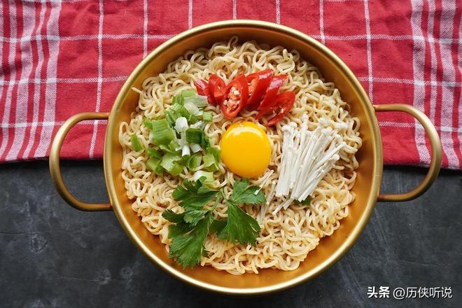 九游体育：3年销量暴跌40亿包半年亏11亿！全民食品方便面为何惨遭抛弃(图10)