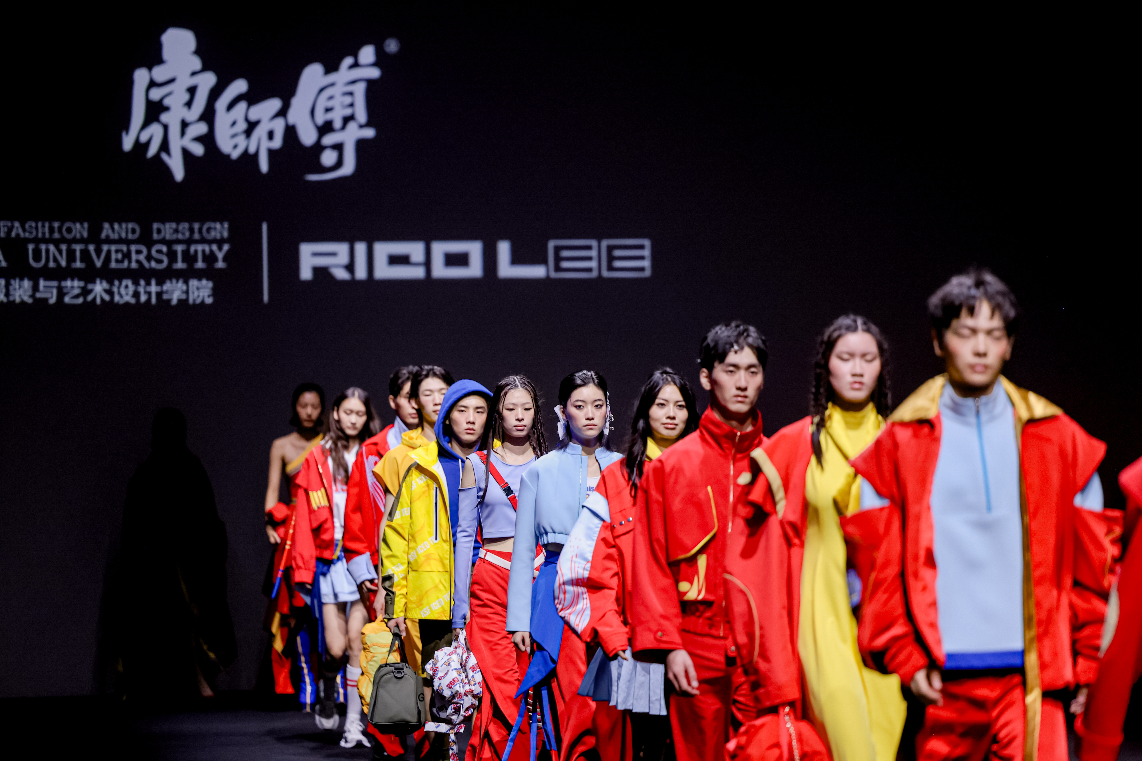 九游体育网站：废弃包装变身潮流时装康师傅携碳中和大秀亮相上海时装周