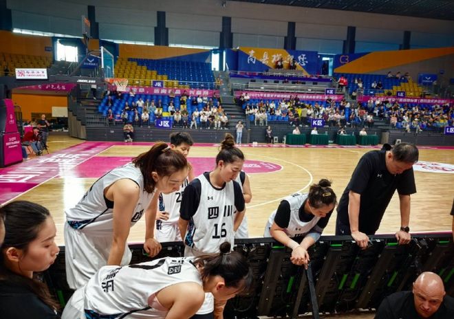 全锦赛：韩旭8中7四川女篮38分大胜武汉进决赛战江苏冲4连冠(图3)