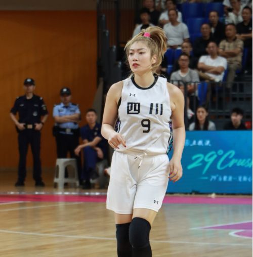 全锦赛：韩旭8中7四川女篮38分大胜武汉进决赛战江苏冲4连冠(图4)