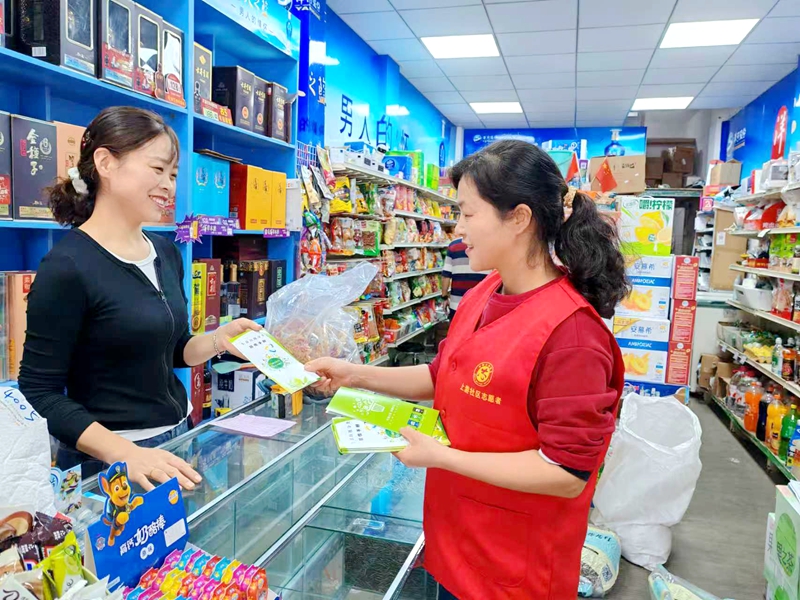 弋江区三山街道上游社区开展“垃圾分类进门店文明经营共践行”宣传活动