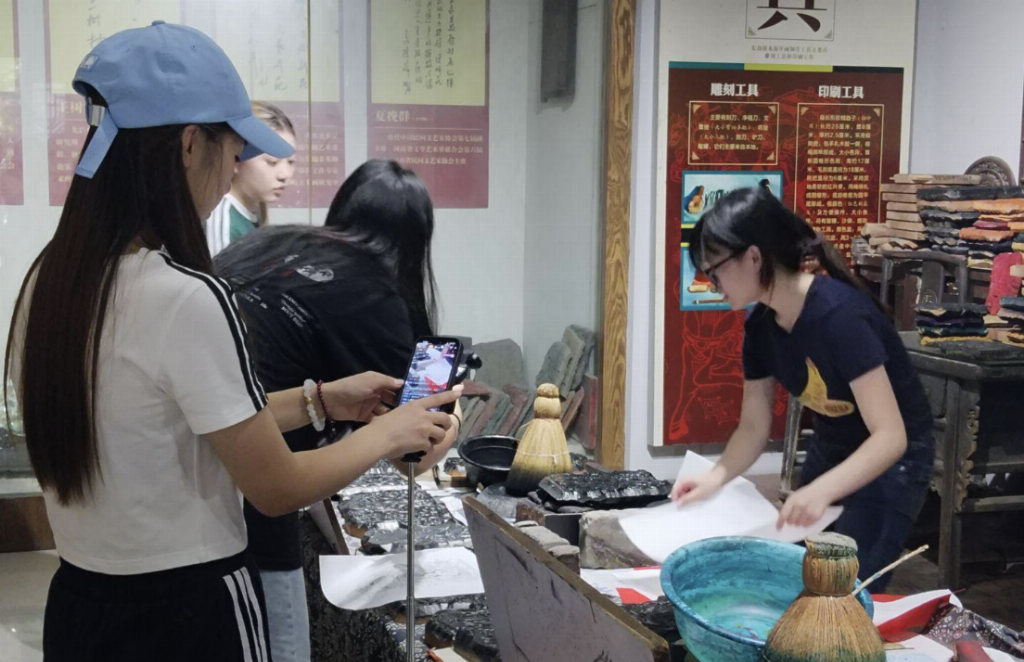笔墨传情·年画筑梦——中央财经大学青年学子赴河南开封探秘朱仙镇非遗文化(图3)