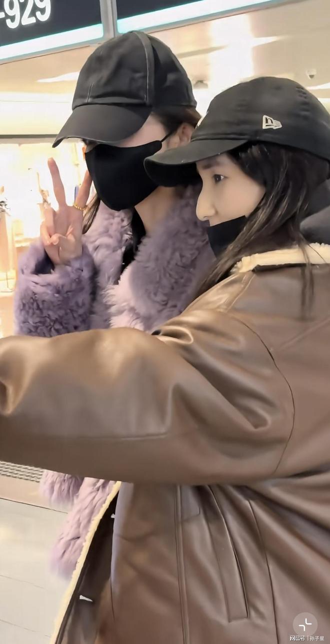 好宠粉呀！娜扎现身机场跟粉丝拥抱比心合照大美女真的太好了(图5)