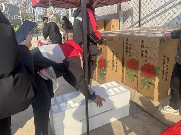 探访新春年货寄递一线：年货消费活力旺快递护航经济顺畅运行(图3)